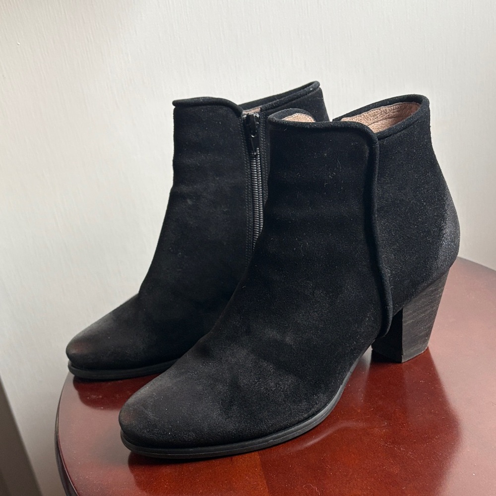 Chocolat Blu Horizon Black Ebony Suede Ankle Boots EUC
